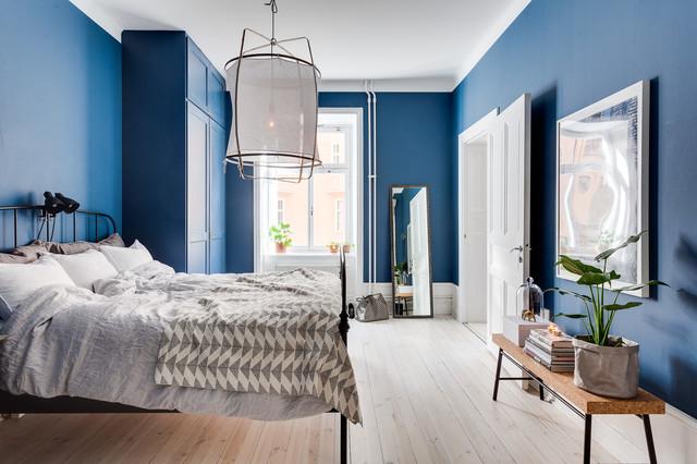 Navy blue color in the bedroom