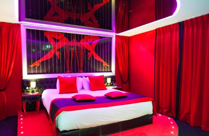 yatak odasında tavanda ayna